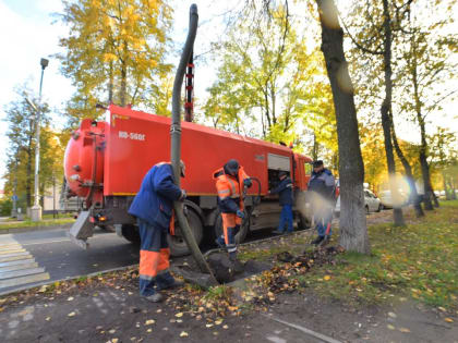 В Великом Новгороде проводят плановую прочистку ливнёвки