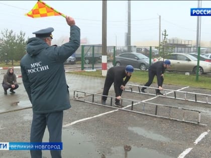 Новгородские спасатели провели областные соревнования по подъёму по штурмовой лестнице