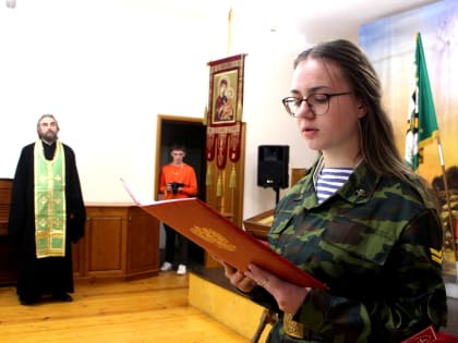 Новгородские росгвардейцы приняли участие в торжественном посвящении ребят в ряды воспитанников подшефного клуба
