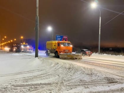 Жителей Великого Новгорода просят убрать автомобили с обочин для уборки улиц