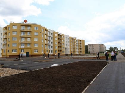 На улице Песчаной в Валдае строят тротуары двухметровой ширины