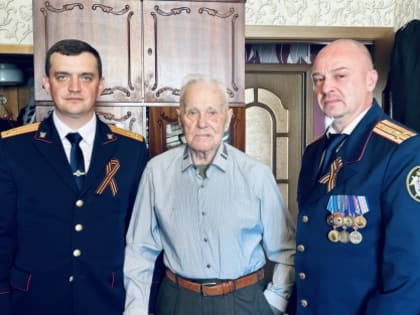 Руководитель следственного управления Николай Супрун и заместитель руководителя Андрей Степанов поздравили 100-летнего ветерана-освободителя осаждённого Севастополя с наступающим Д