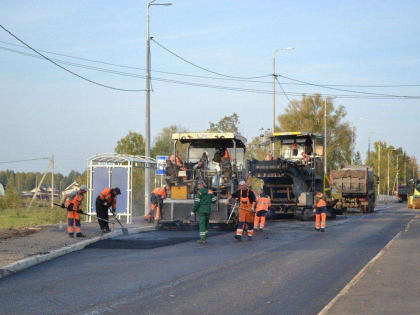 На М-10 в Новгородском районе укладывают верхний слой асфальтобетона