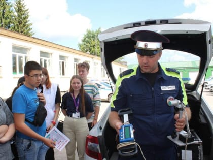 Новгородские полицейские рассказали донецким школьникам о своей профессии