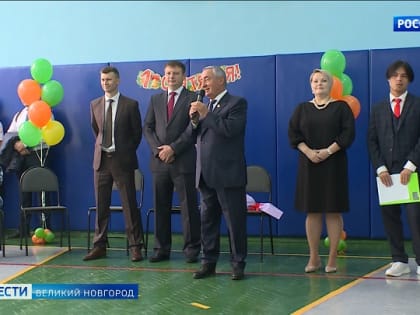 Учеников и учителей Второй гимназии Великого Новгорода поздравить с Днём Знаний пришли почётные гости