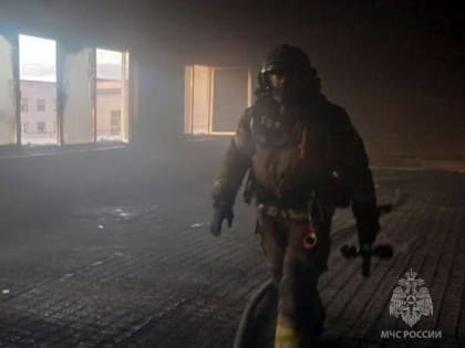 Пожарные потушили горящий утеплитель в строящемся здании в Великом Новгороде