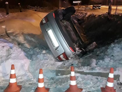 На федеральной трассе в Крестецком районе водитель легковушки уснул за рулём и врезался в ограждение