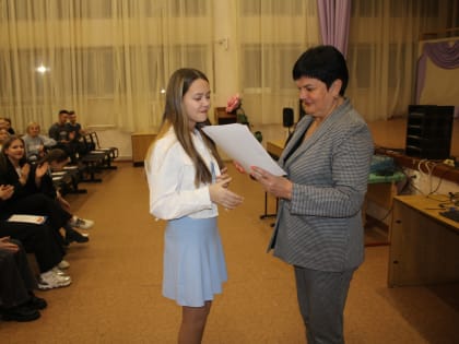 В боровичской школе №8 наградили учащихся и родителей, которые принимают активное участие в делах добровольчества