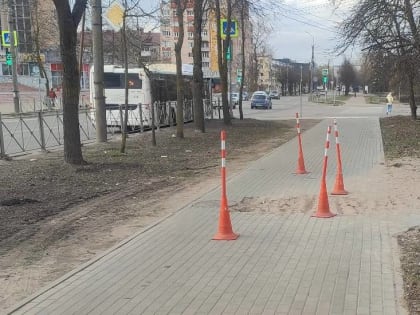 В Великом Новгороде электросамокатчик упал на тротуар и получил травмы
