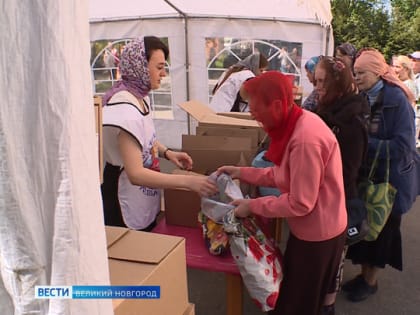 В Великом Новгороде на территории храма Успения Божией Матери прошел Большой благотворительный пасхальный обед