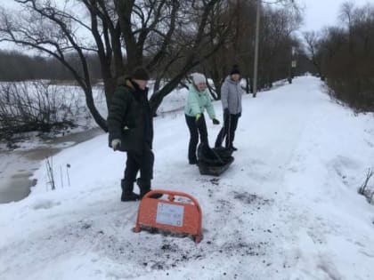 В новгородском парке Красное поле скользкие дорожки посыпают кофейной гущей