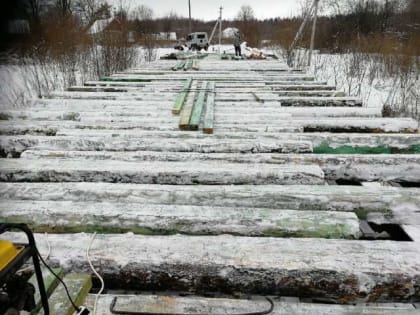 В Холмском районе завершают ремонт моста через реку Большой Тудер