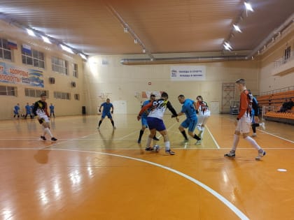 СЕГОДНЯ ПРОШЛИ ОЧЕРЕДНЫЕ ИГРЫ ПО МИНИ - ФУТБОЛУ