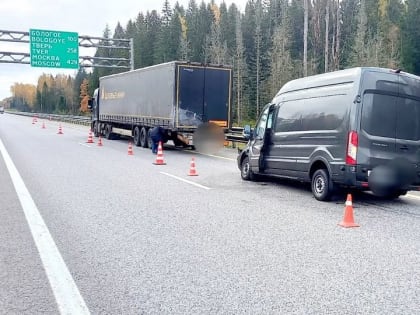 На М11 в Окуловском районе водитель Ford Transit уснул за рулём