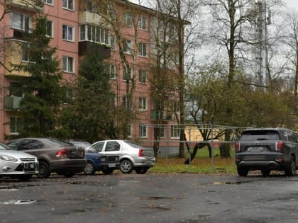 На улице Черняховского в Великом Новгороде обновили парковку