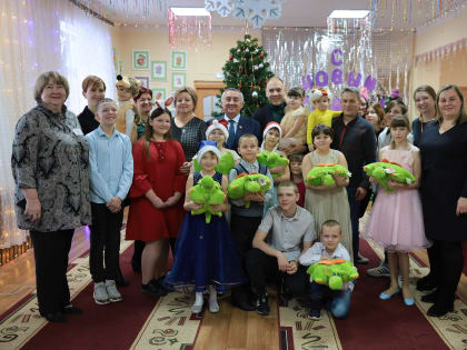 В преддверии Нового года депутаты навестили воспитанников подшефного детского социального приюта «Надежда» в Солецком округе