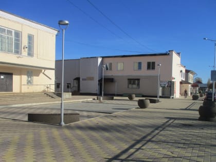 В Малой Вишере благоустроили территорию у центральной библиотеки