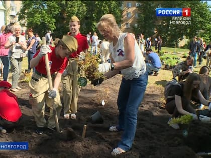 Участники акции "Сад памяти" высадили 77 саженцев в сквере у церкви Двенадцати апостолов на улице Десятиной в Великом Новгороде