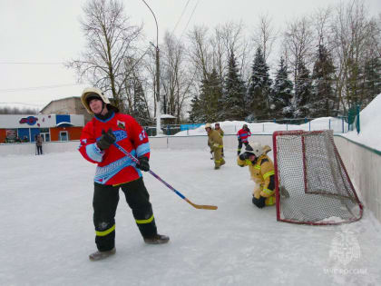 Спасатели Новгородчины выявили сильнейших в турнире по хоккею в валенках