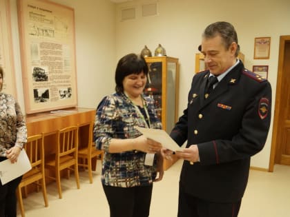 В Боровичах сотрудницы банка и салона сотовой связи помогли предотвратить мошенничество