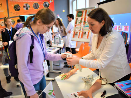 Школьникам в Великом Новгороде продемонстрировали бионические протезы, разработанные новгородским ученым