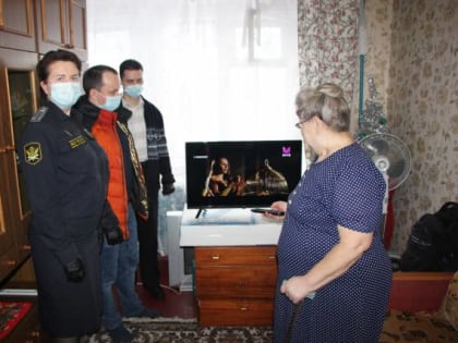 В Великом Новгороде судебные приставы купили пенсионерке телевизор