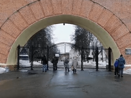 Вход в Новгородский кремль перекрыли после телефонного звонка