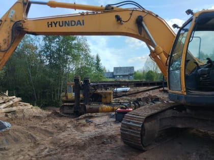 В Парфинском районе ремонтируют мост через реку Воложа