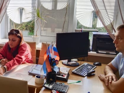 Ольга Борисова вместе с главой администрации Ивановского поселения Старорусского района провела встречу с местным жителем