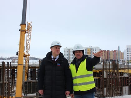 Новую школу в Великом Новгороде строят даже в праздничные дни