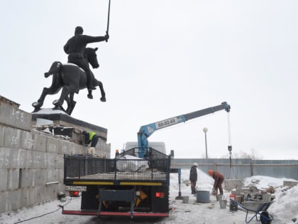 На монументе Победы устанавливают гранитные облицовочные блоки