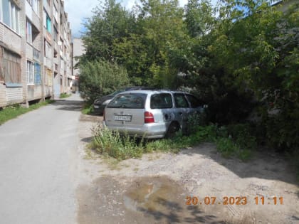 Владельца Форда Мондэо серебристого цвета просят убрать брошенный автомобиль с улицы Ломоносова, 32 корпус 2