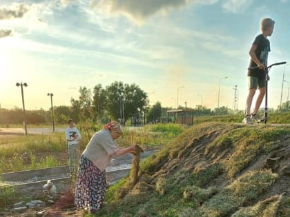 На памп-треке в новгородском парке «Чистые пруды» уже сходит рулонный газон