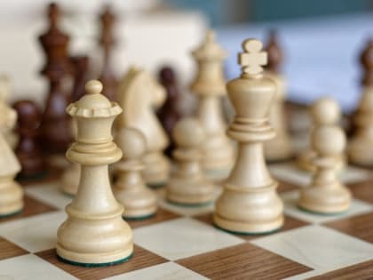 Новгородец победил шахматиста, которому проиграл  Магнус Карлсен