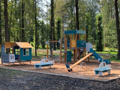 В Боровичах в сквере имени Войкова установили площадку для детей и обустроили дорожки