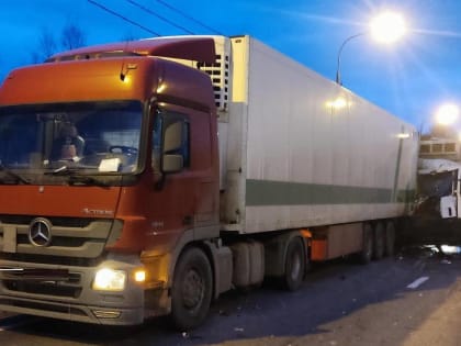 В Валдайском районе в ДТП с грузовиками пострадал молодой пассажир
