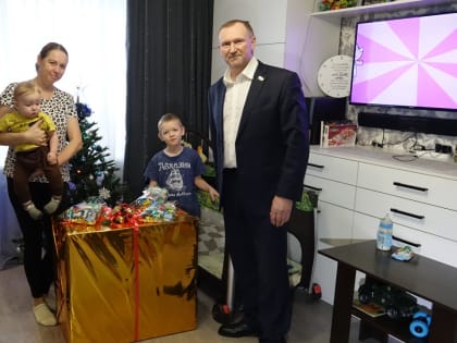 «Ёлка желаний» продолжает исполнять мечты новгородских детей