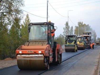 На дороге до Кунино укладывают верхний слой асфальта