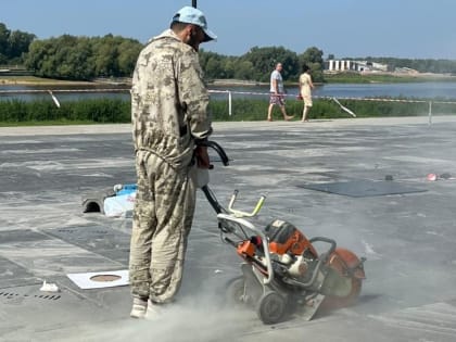 Вокруг фонтана на набережной Невского делают водоотвод