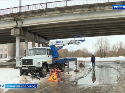 В Великом Новгороде на автомобиль, проезжающий под путепроводом на проспекте Корсунова, упал кусок бетона