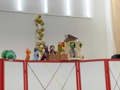 Специалисты детской районной библиотеки показали спектакль "Терем-теремок"