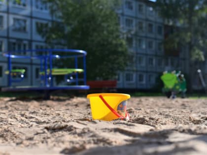 Глава города проконтролировал благоустройство детской площадки на Октябрьской улице