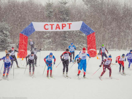 На старт «Лыжни России» в Окуловке вышли около 600 человек