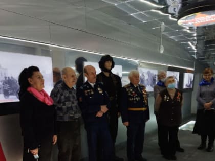 Ветераны посетили выставку к освобождению Новгорода