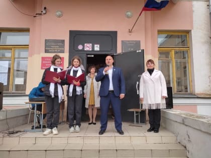 Сергей Шруб принял участие в праздничной линейке в МАОУ "Средняя общеобразовательная школа №14