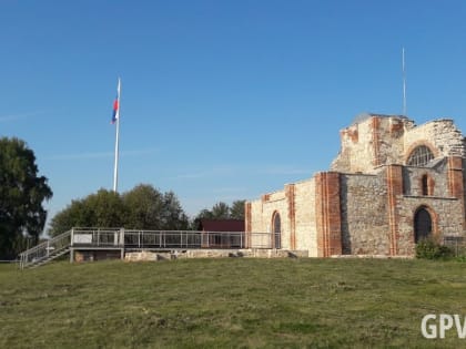 Флаг России водрузили на 60-метровый флагшток на Рюриковом городище