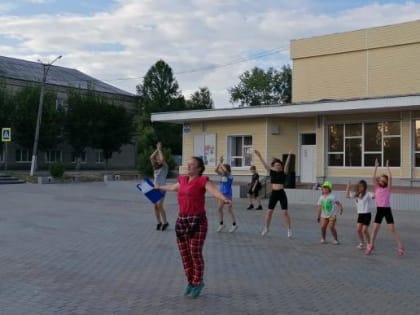 Культурно-досуговый центр провел уличный фитнес "Воркаут"