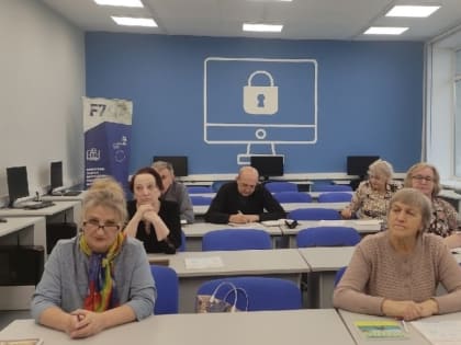 Специалисты НовГУ учат местных пенсионеров пользоваться соцсетями