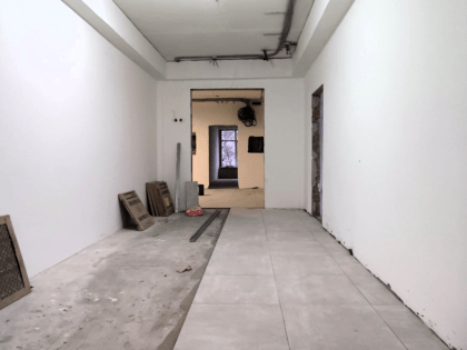 Александр Розбаум проверил ход ремонта в новгородской школе № 31