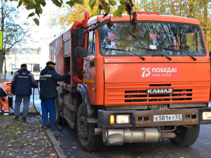 Городские службы проводят плановую осеннюю работу над ливневыми канализациями